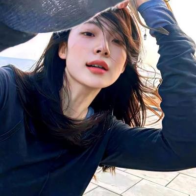国民男神又出大瓜：机场牵手女助理，后援会发声明，72小时